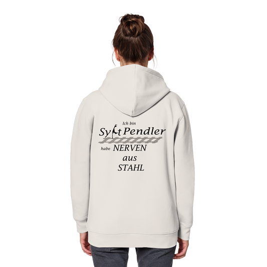 Der Sylt-Pendler ~ Basic Hoodie (Motiv hinten)