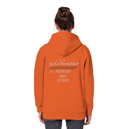 Der Sylt-Pendler ~ Basic Hoodie (Motiv hinten)