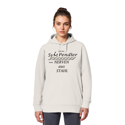 Der Sylt-Pendler ~ Basic Hoodie (Motiv vorne)